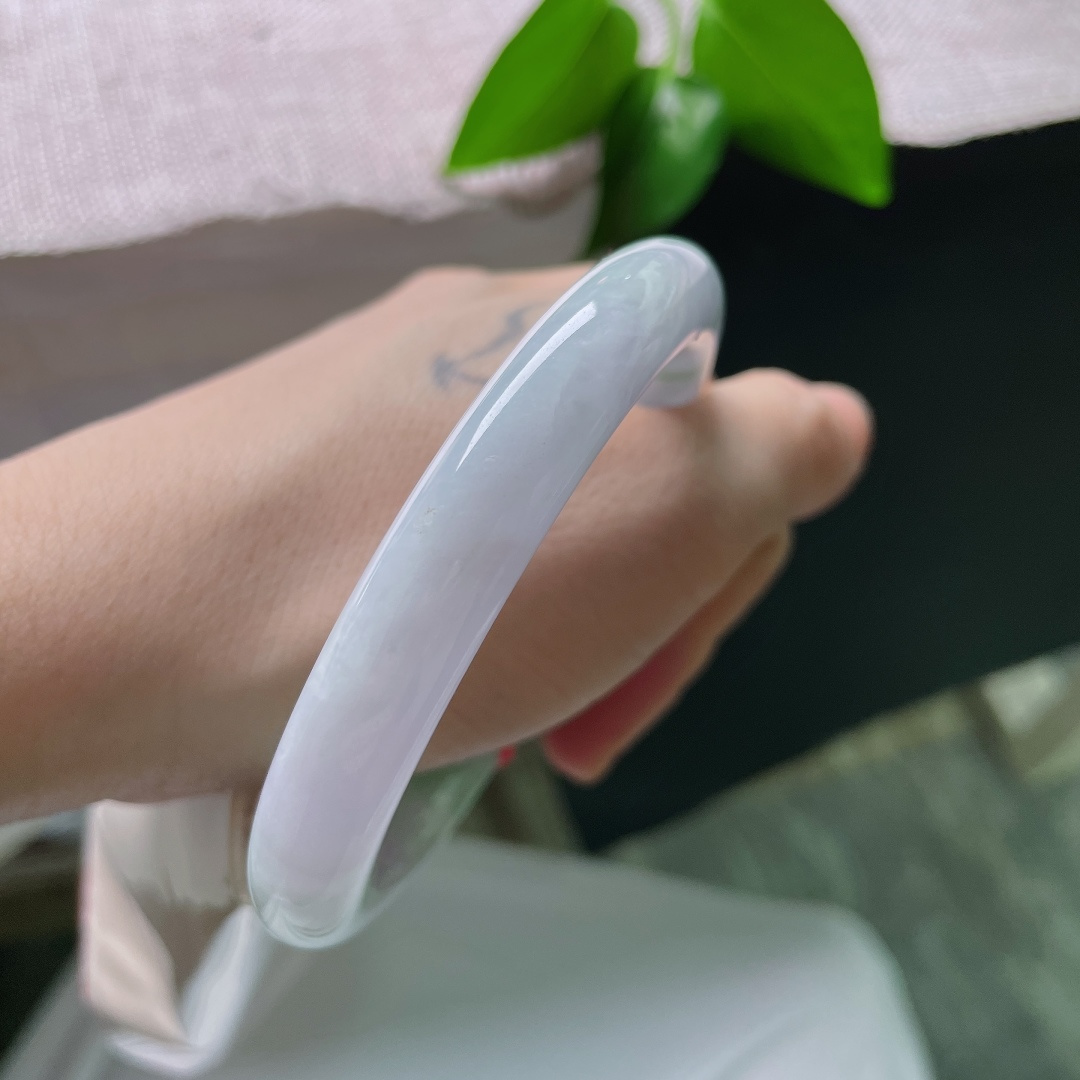 58.8/10.5，紫底飘花，横纹，玉质温润细腻，镯身带着淡淡的紫底，一缕缕鲜活绿花悠然晕染开来，上手自带温婉的氛围感，ss59447a