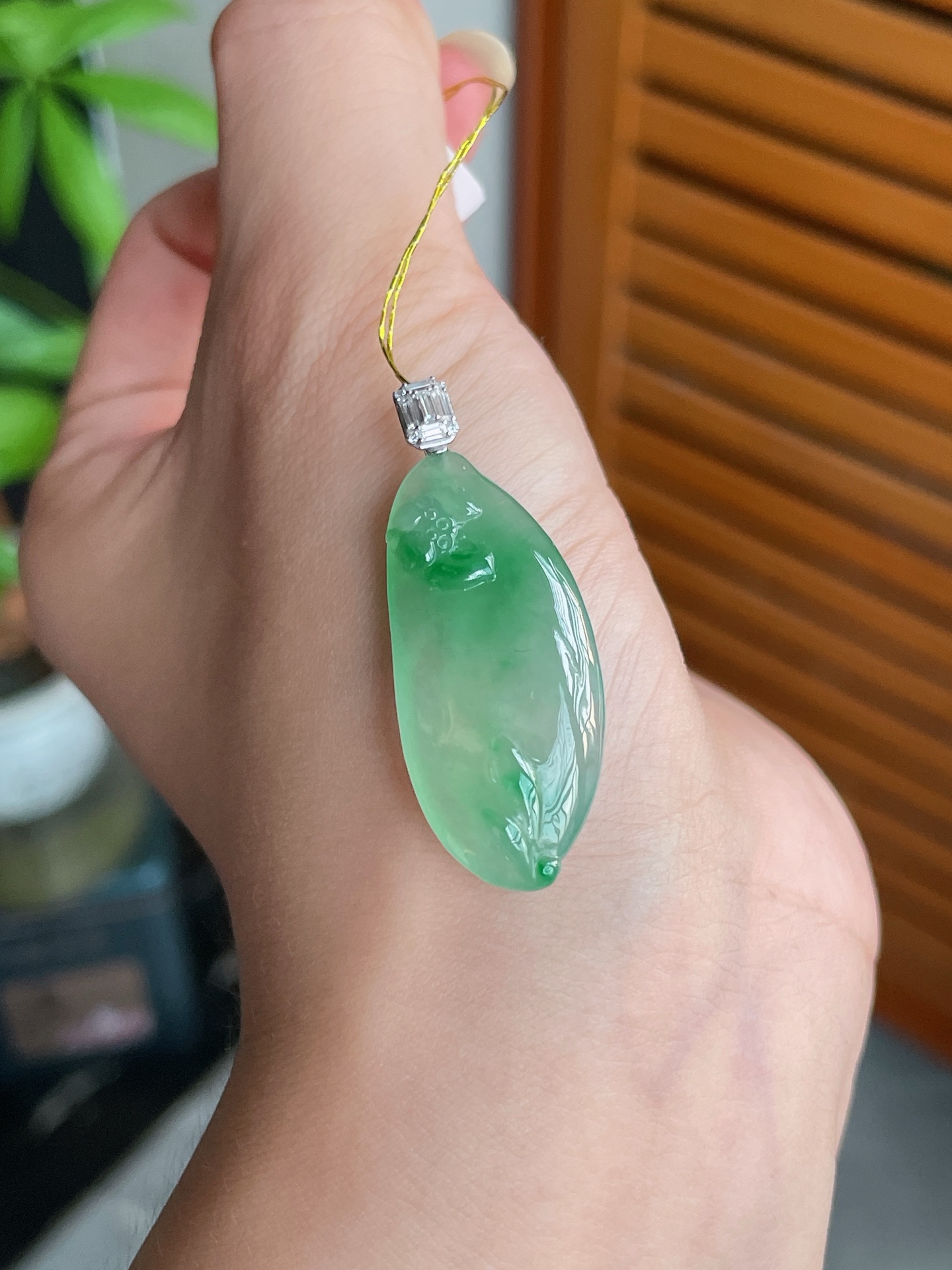 18k金扣冰种胶润起荧飘阳荷花鱼, 总38.8mm 裸石33.8-15-6.5mm S48，33.8-15-6.5