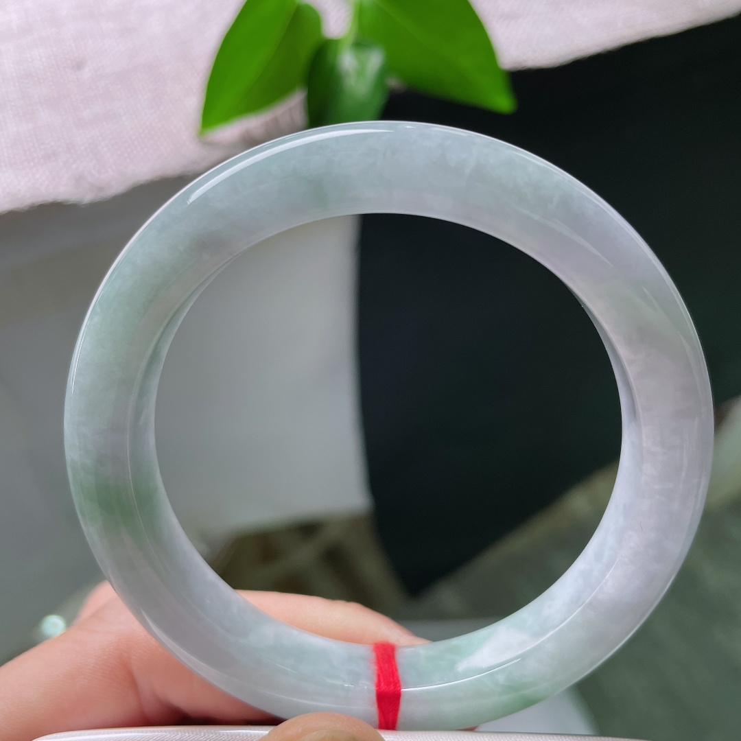 57.6/10.4/9.3，飘花正圈，竖纹，玉质细腻柔和，飘花随性自然不拥挤，清清爽爽，简约耐看，日常佩戴低调大方。ss59442a
