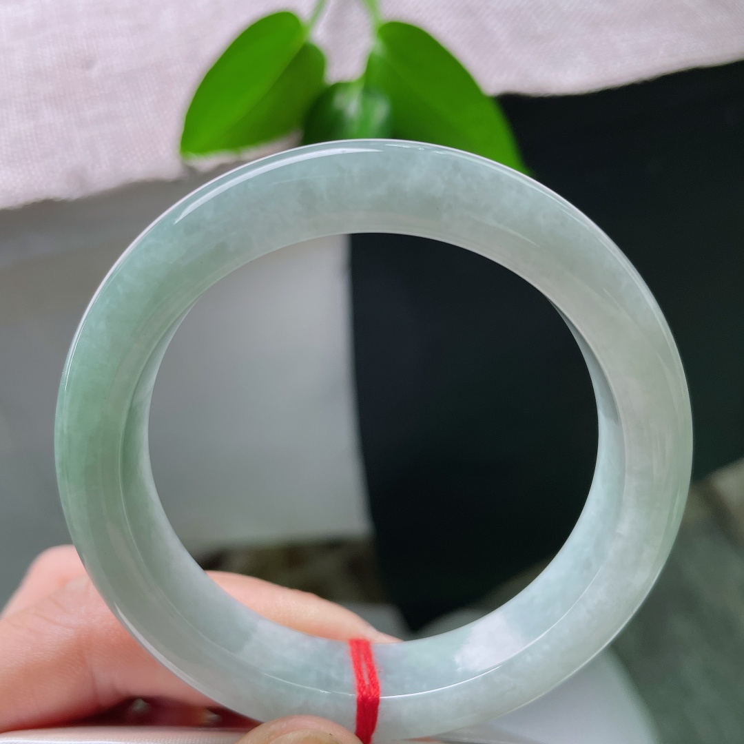 54/11.9/8.6/蓝底正圈，一点皮纹，清透冰晴底色，如静水含烟，自带清雅空灵的氛围感。ss59465a