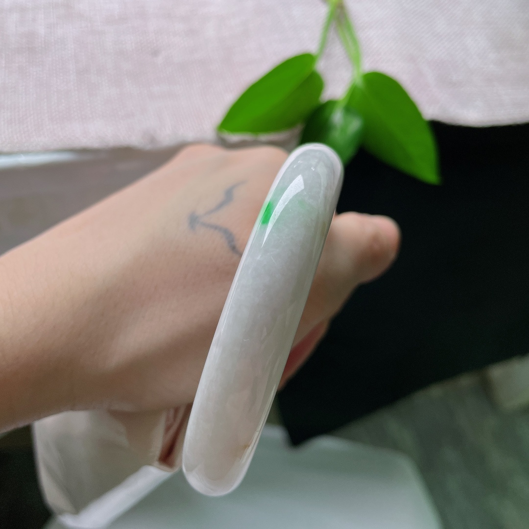 60.9/12.8/9，飘绿正圈，纹裂，白皙玉底，一抹鲜绿点缀其间，简约素雅不浮夸，清清淡淡，低调耐看。ss59516a
