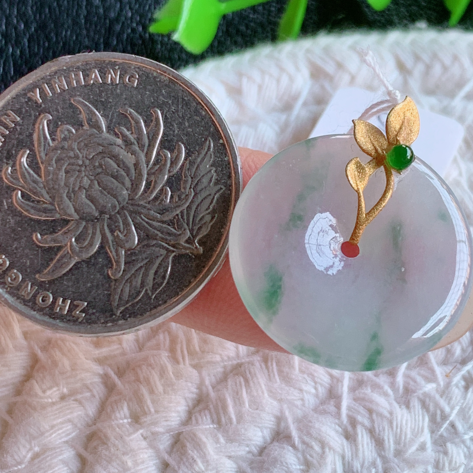 18k金扣冰润飘花平安扣吊坠，厚装饱满，冰润剔透，细腻水足，种质润泽，飘花灵动，佩戴优雅大气，W415.9  整体尺寸：24.6-20.6-3.6mm  裸石尺寸：20.6-3.6mm