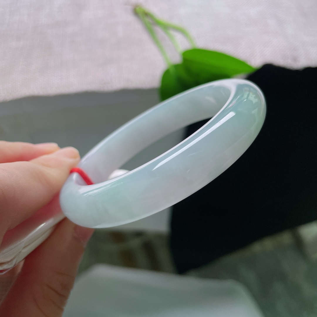 55.6/12.2/8.6，蓝底正圈，一点指甲纹沉静温润，玉质细腻，光泽内敛柔和，不张扬却很显质感，ss58767a