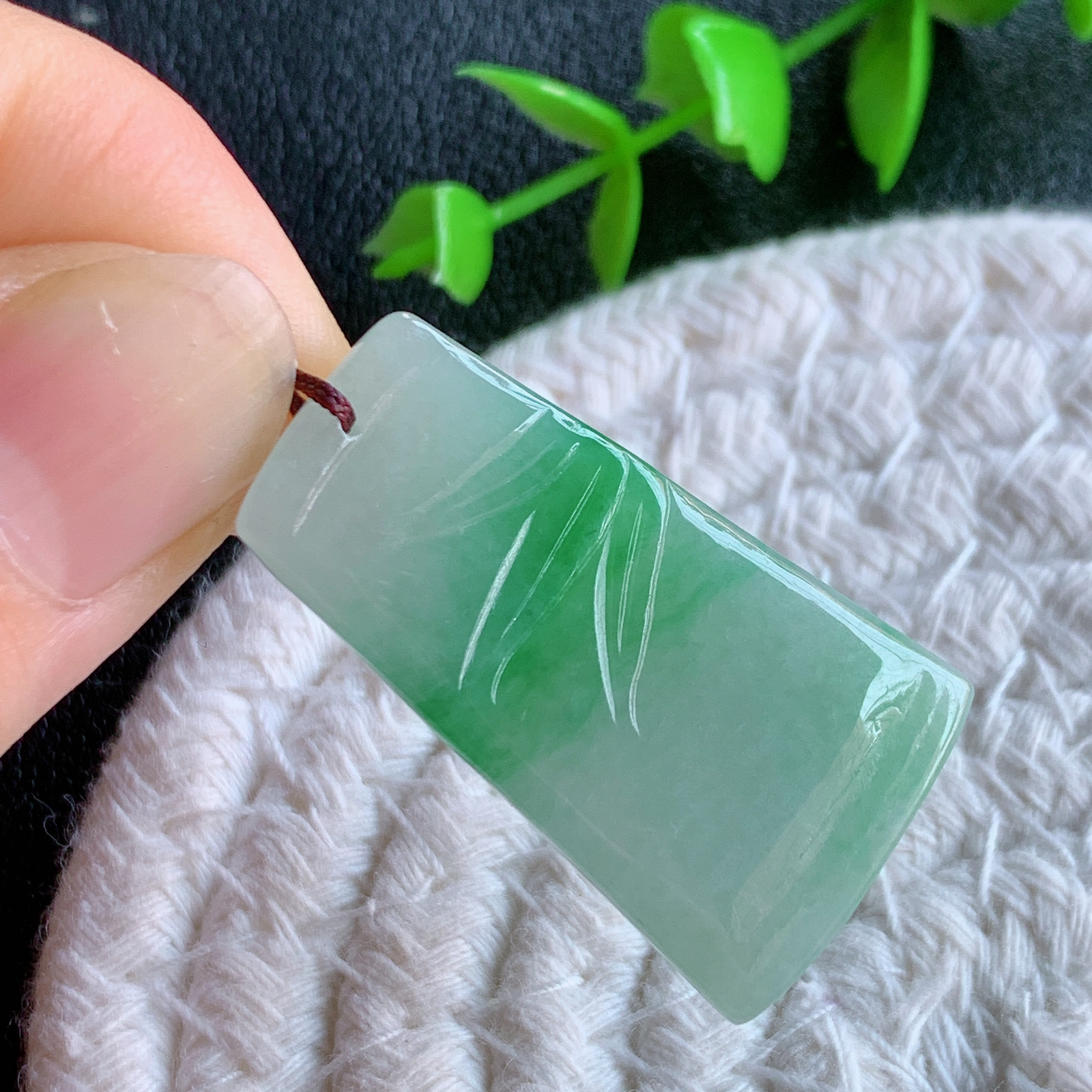 冰润飘绿竹节翡翠吊坠，寓意“节节高升，官运亨通，前程似锦”竹节比喻美好品德，君子比德于玉，清秀高雅  W415.9 尺寸：34-19.5-6mm
