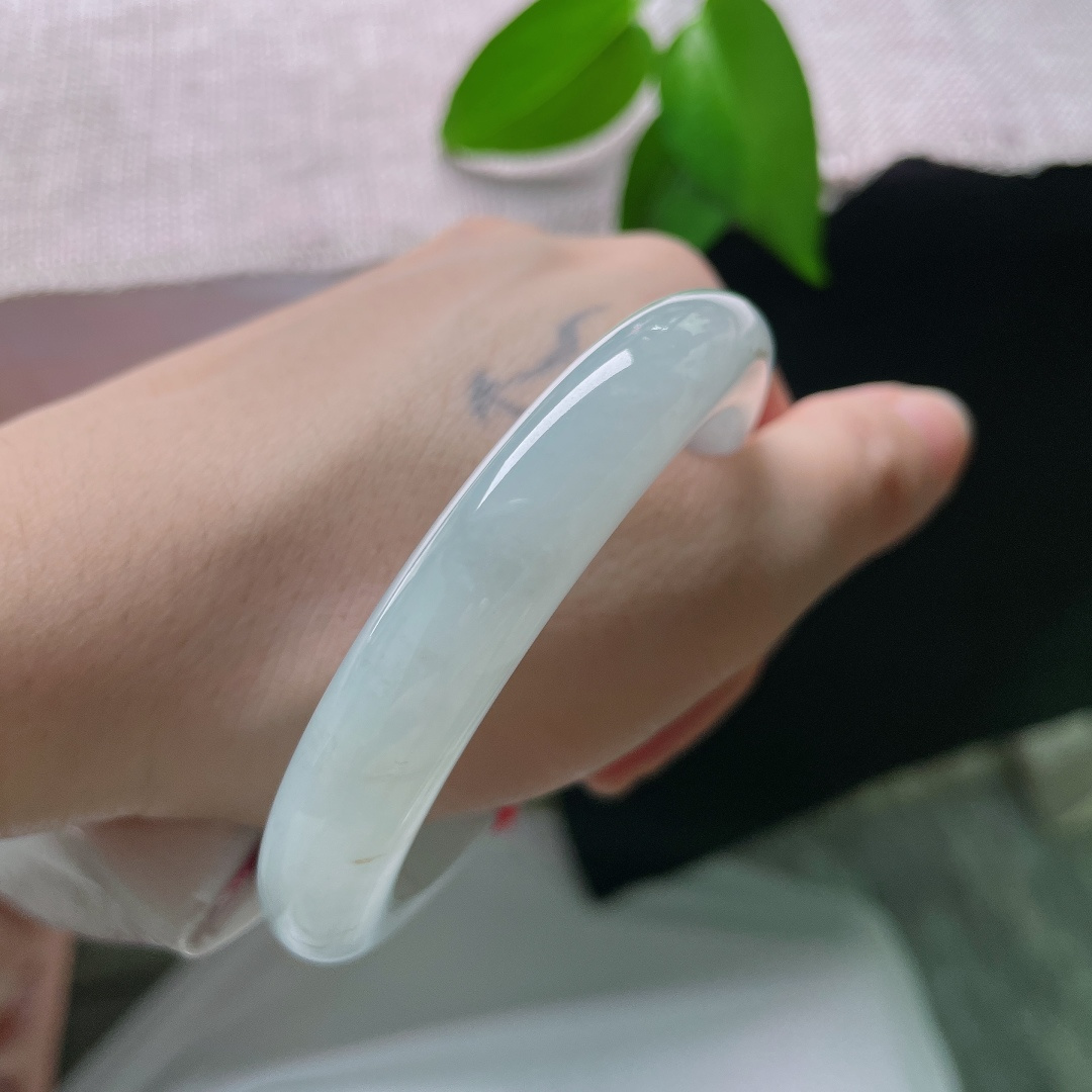 55.3/10.6/8.6，蓝底正圈，一点皮纹，冰润通透晴水底色，镯型周正，腕间漾开一抹恬淡柔光。ss58823a