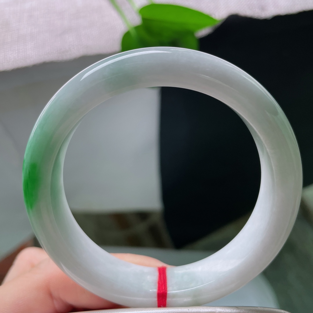 57.3/12.8/8.7，飘绿正圈，一点皮纹，纯净白底托起俏艳辣绿，翠色灵动，上手贵气辨识度极高。ss57980a