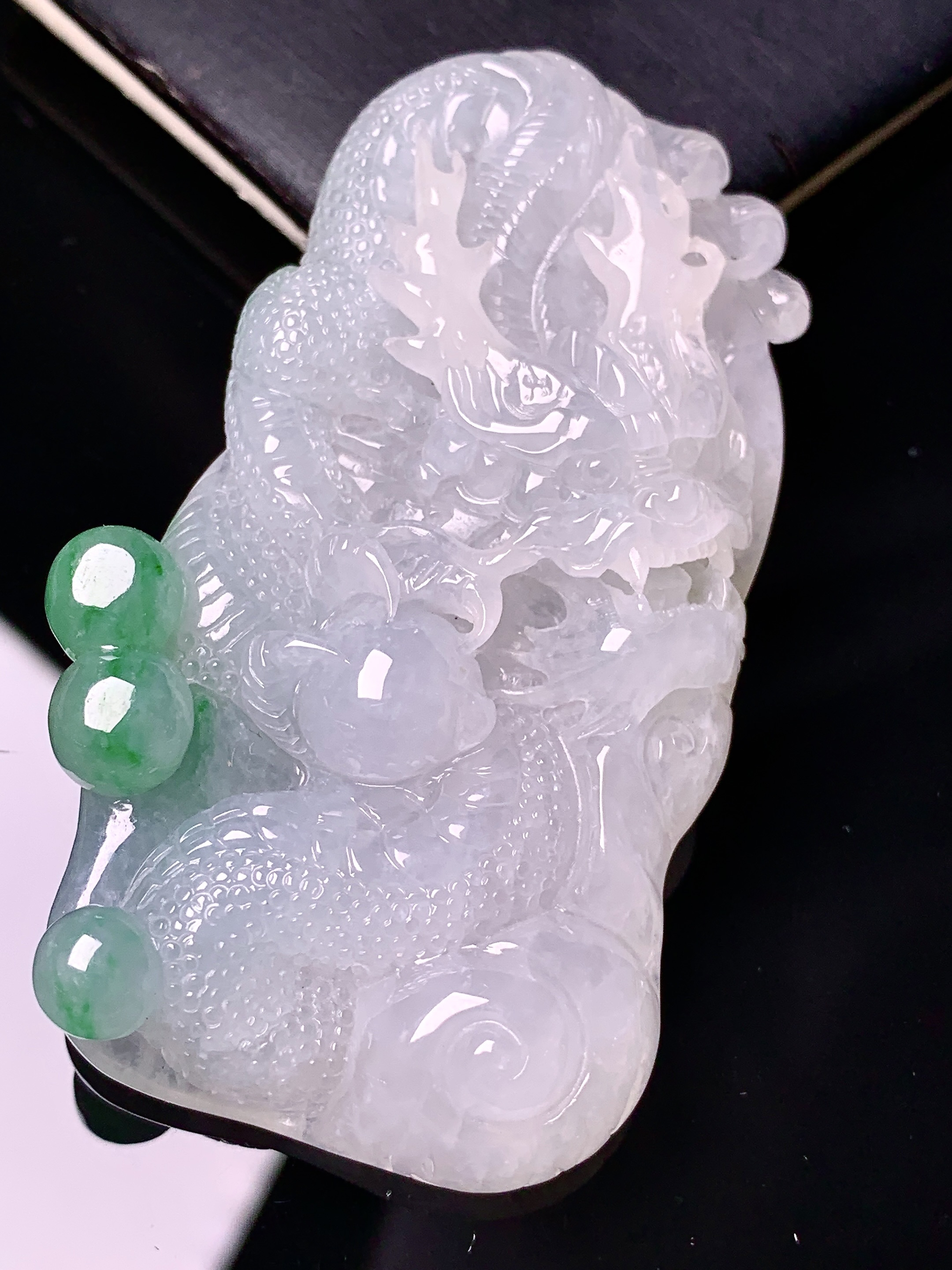 飘绿龙吊坠 玉质细腻 色泽艳丽清新 水润亮眼 整体尺寸63.8*37*10.8 d1