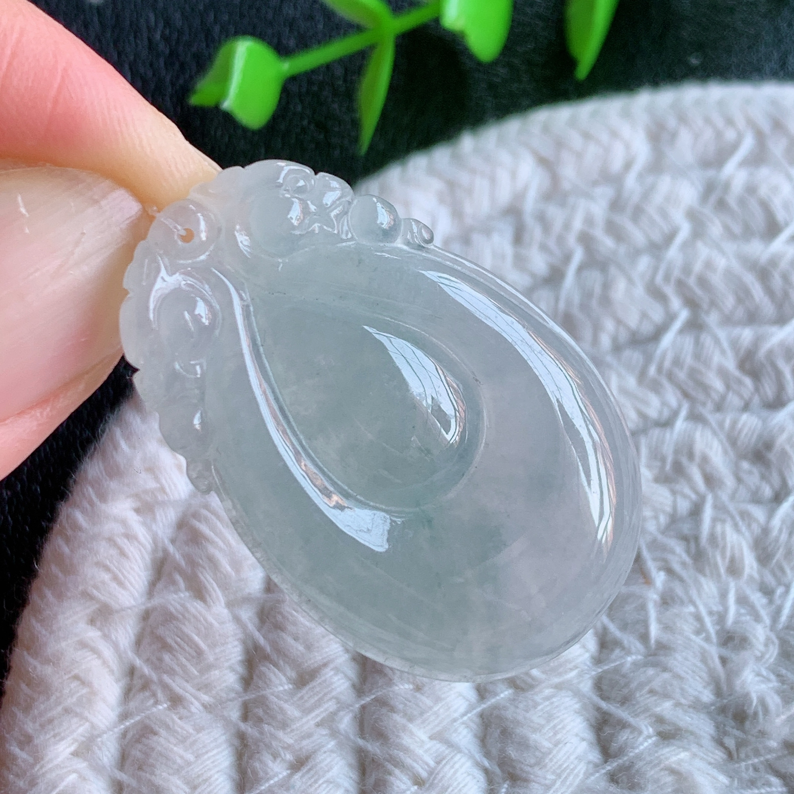 冰润福贝翡翠吊坠，寓意“辈辈有福，财源广进”水足莹润。通体清新通透，佩戴效果优雅迷人，W49.9 尺寸：38.5-24.5-5mm