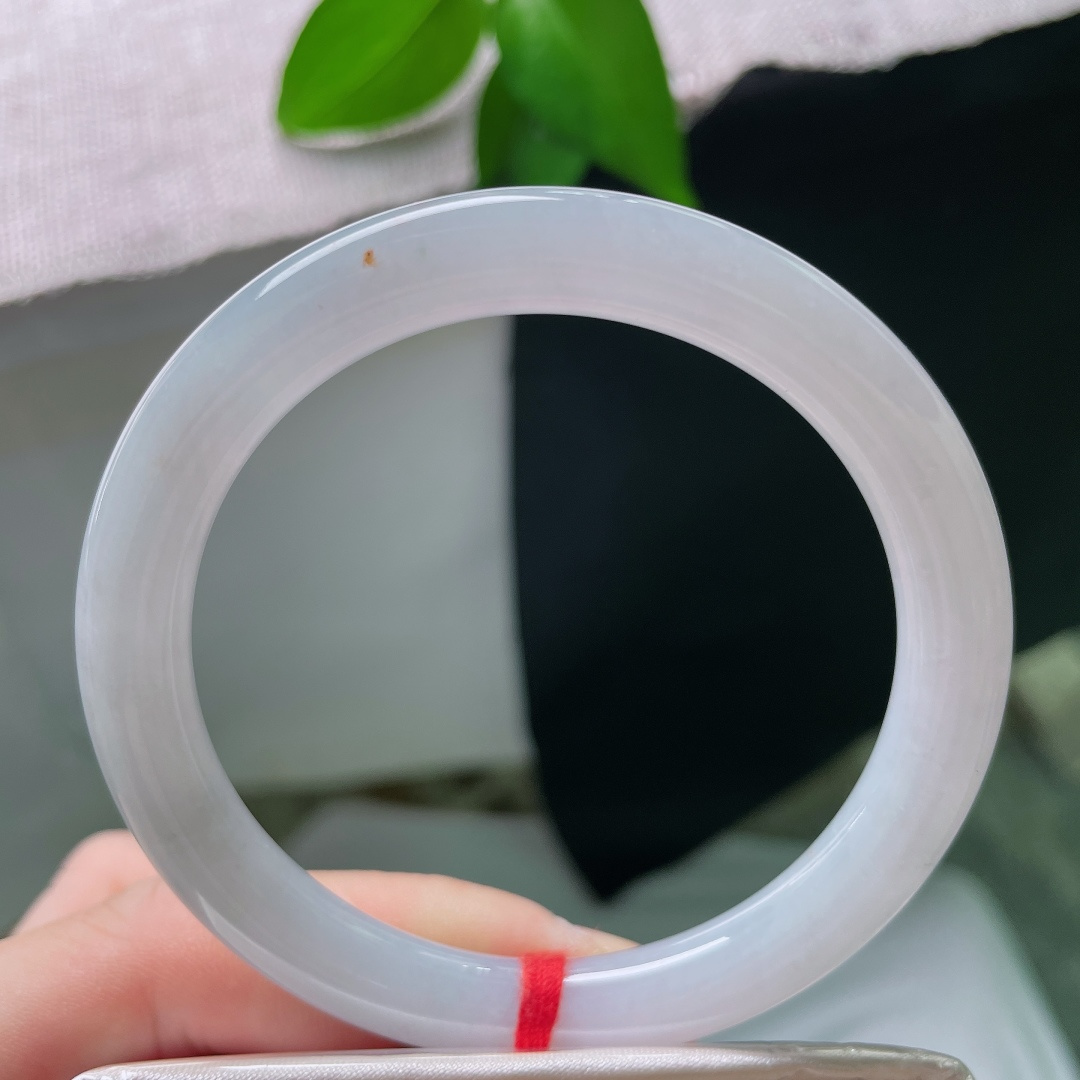 56/8.2，圆条，一点皮纹，洒金，冰润白底温润通透，饱满圆条，衬出手腕纤细柔美。ss58769a