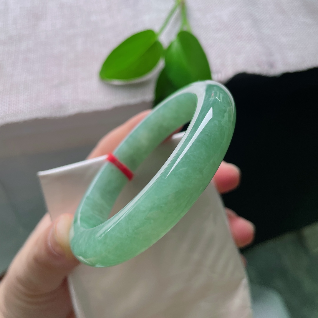 56.2/12.2/9.1，绿底正圈，一点皮纹，满圈清新的果绿色调，如同春日鲜嫩的青果，玉质细腻，日常佩戴亮眼却不张扬。ss58249a