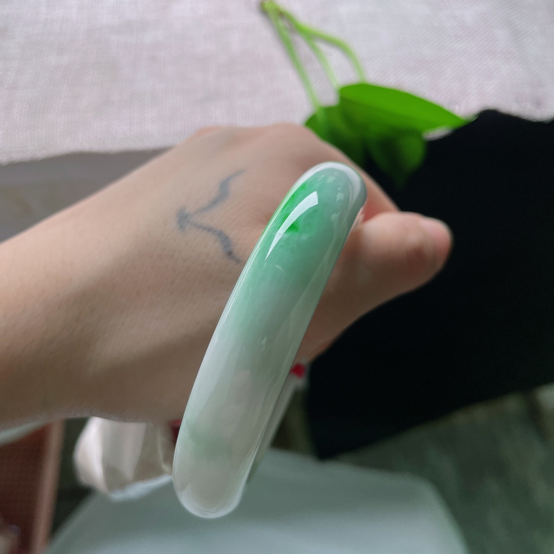 57.3/12.8/8.7，飘绿正圈，一点皮纹，纯净白底托起俏艳辣绿，翠色灵动，上手贵气辨识度极高。ss57980a