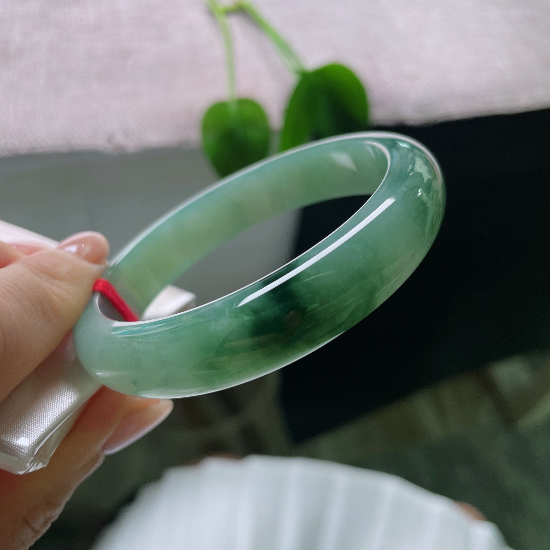秒杀56.1/12.3/7.5，飘花正圈，无裂，满圈沉静温润的湖绿色调，色调浓郁柔和，自带清冷的氛围感。ss57568a