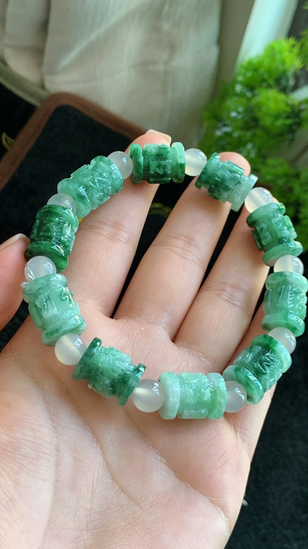 天然翡翠，飘绿花六字真言，细腻手串 尺寸15-11.6 qx1010