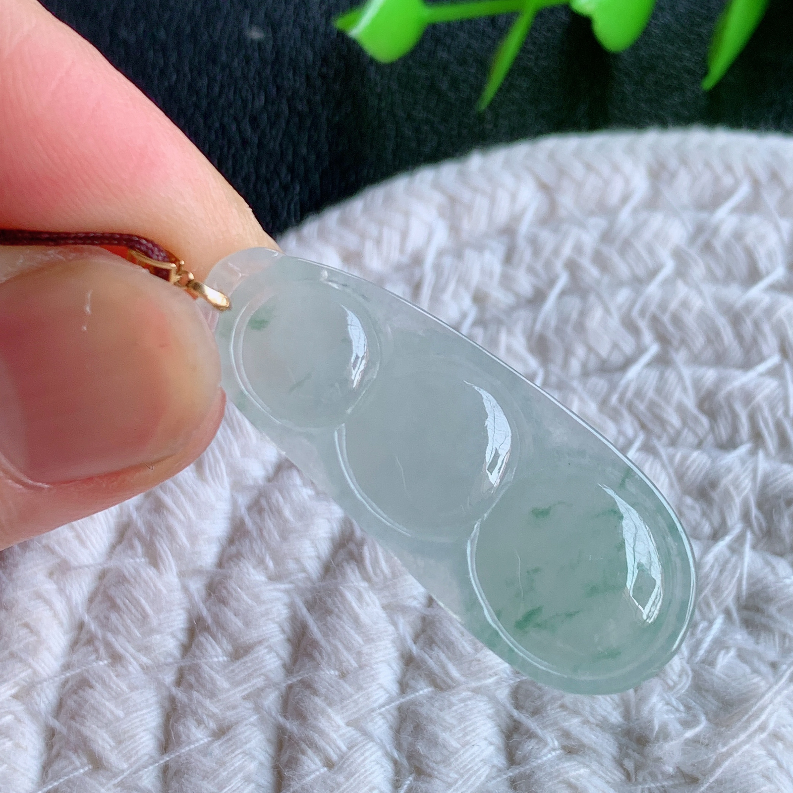 18k金扣冰润飘花福豆翡翠挂件，老种飘花  冰清玉洁  胶感十足  寓意“四季平安，福气满满”颜色鲜艳，清新自然，饱满通透   W49.9  尺寸：37-14.8-5.6mm