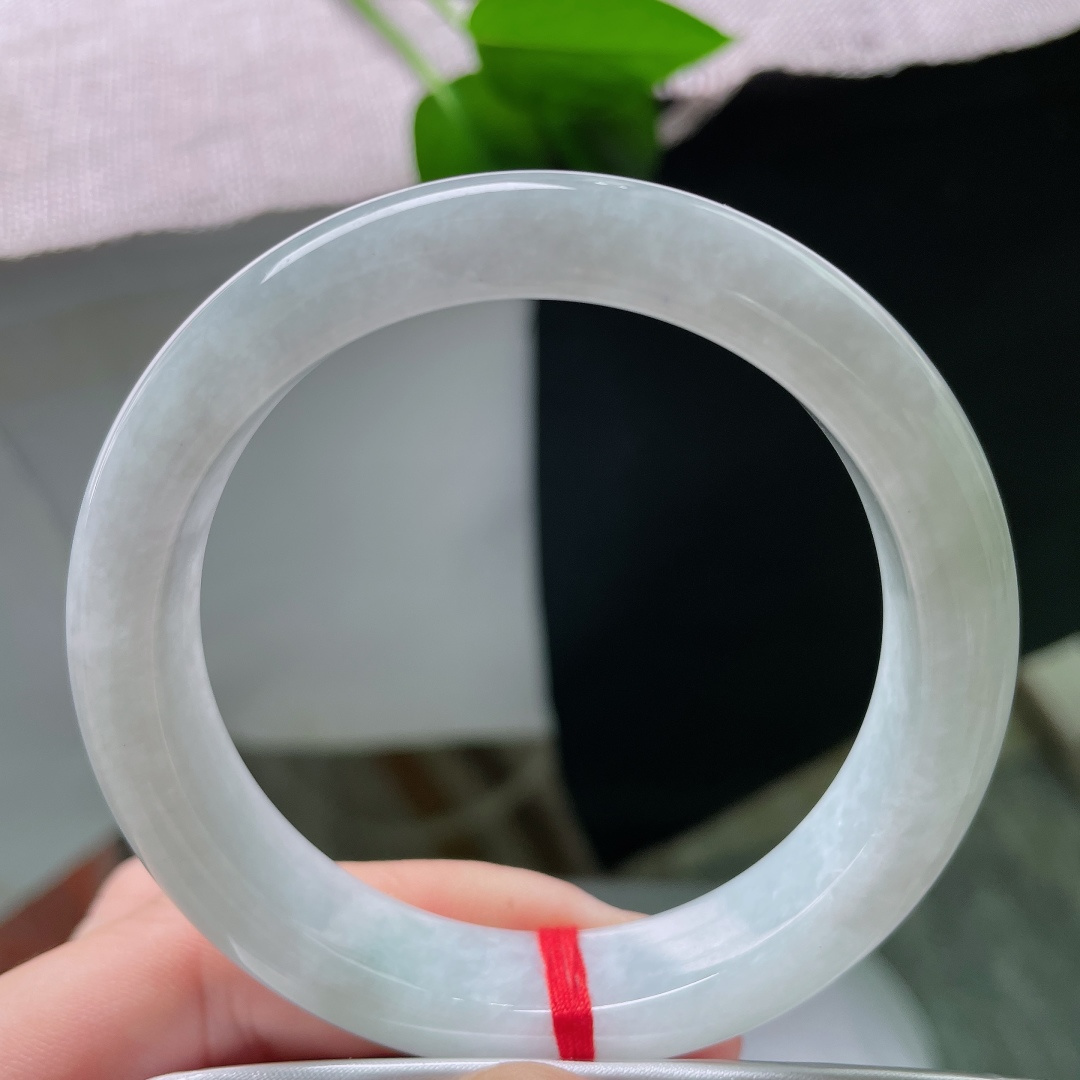 56.6/12.6/8.5，蓝底正圈，一点皮纹，浅晴底色温润柔和，玉质莹润细腻，上手显温柔干净气质。ss58789a