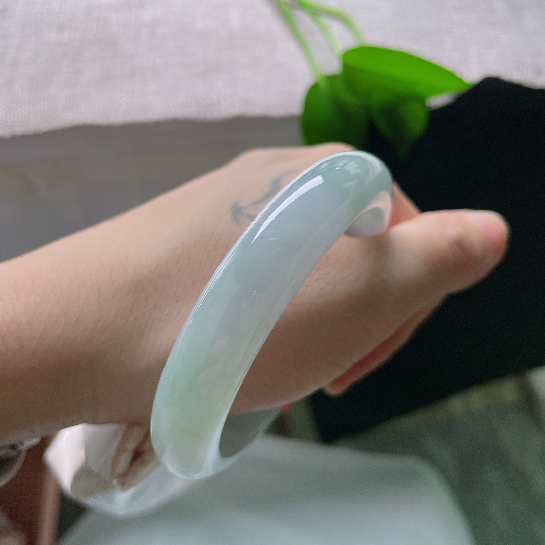 55.6/12.2/8.6，蓝底正圈，一点指甲纹沉静温润，玉质细腻，光泽内敛柔和，不张扬却很显质感，ss58767a