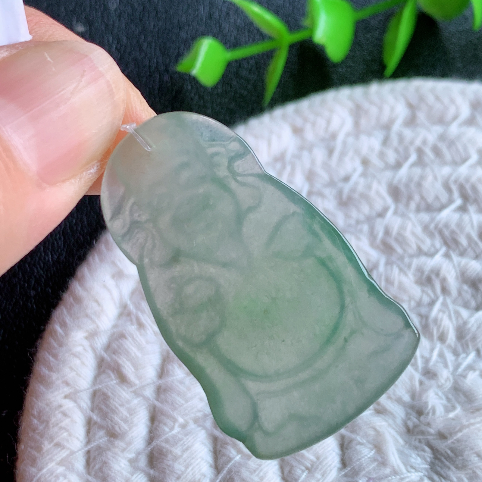 冰润财神翡翠挂件 玉质细腻  ，福耳垂肩，面相喜庆，开怀大笑，憨态可掬。惟妙惟肖，寓意福禄双全，吉祥美满，笑口常开 W49.9 尺寸：38.2-23-4.4mm