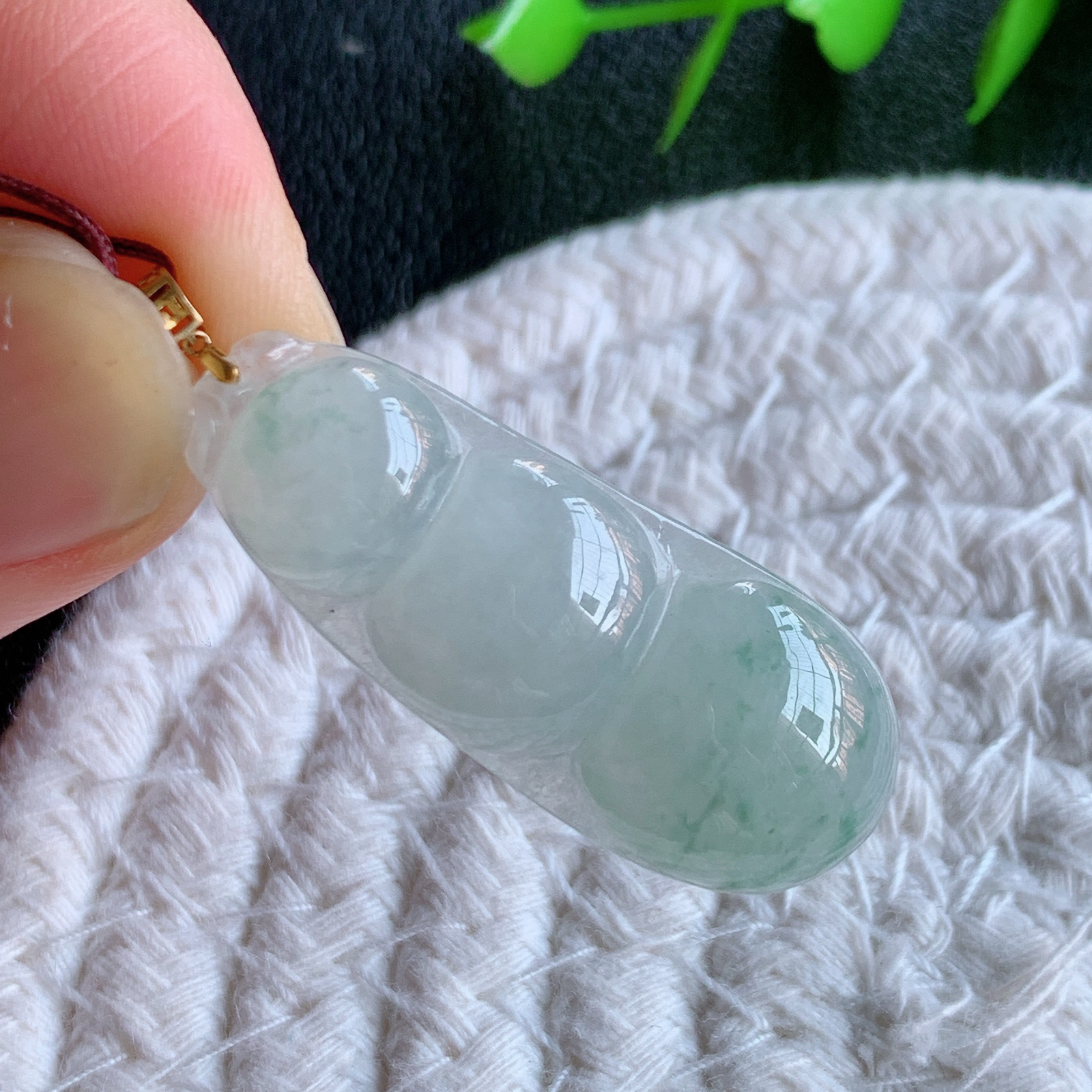 18k金扣冰润飘花福豆翡翠挂件，老种飘花  冰清玉洁  胶感十足  寓意“四季平安，福气满满”颜色鲜艳，清新自然，饱满通透   W49.9  尺寸：37-14.8-5.6mm