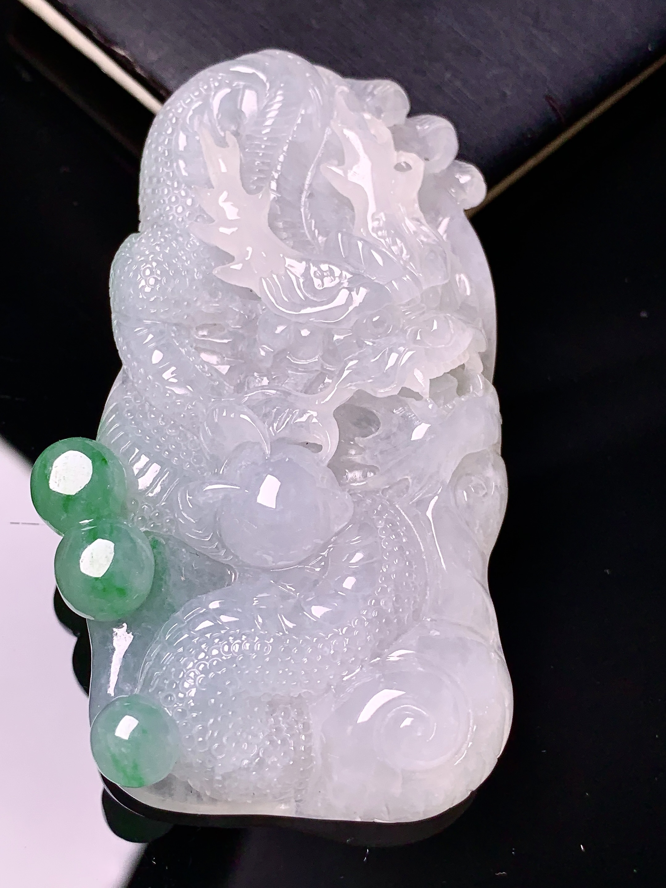 飘绿龙吊坠 玉质细腻 色泽艳丽清新 水润亮眼 整体尺寸63.8*37*10.8 d1