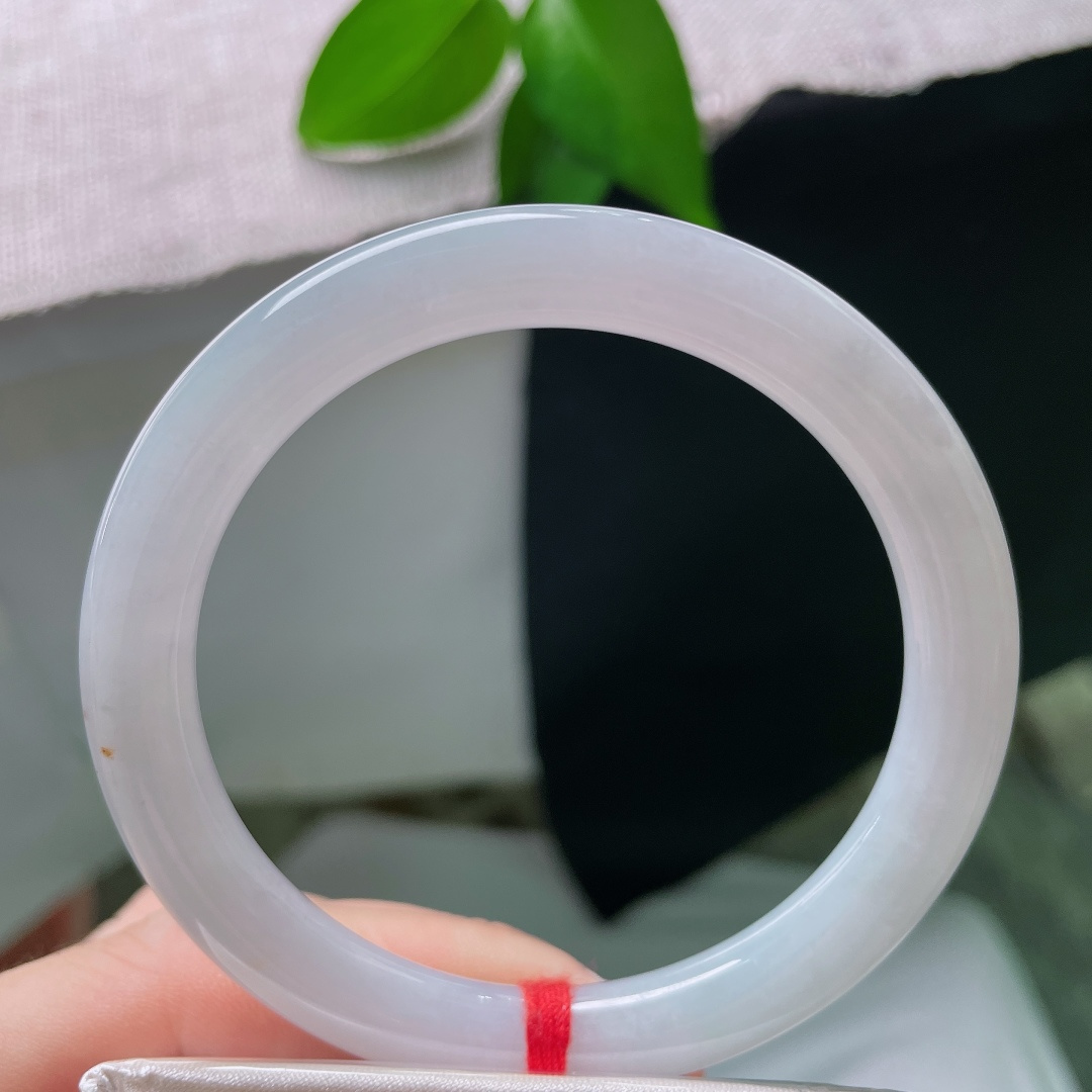 56/8.2，圆条，一点皮纹，洒金，冰润白底温润通透，饱满圆条，衬出手腕纤细柔美。ss58769a