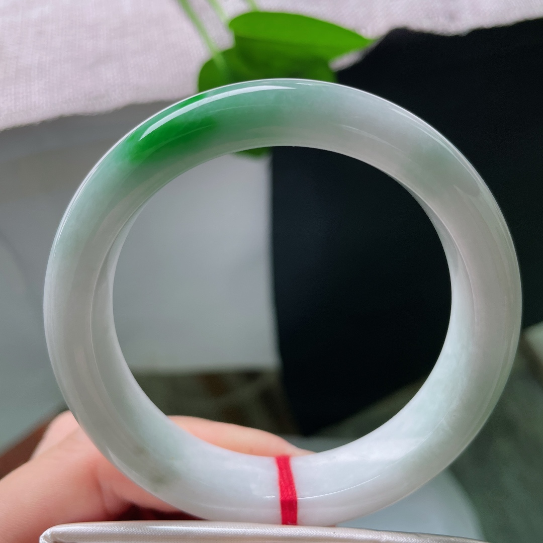 57.3/12.8/8.7，飘绿正圈，一点皮纹，纯净白底托起俏艳辣绿，翠色灵动，上手贵气辨识度极高。