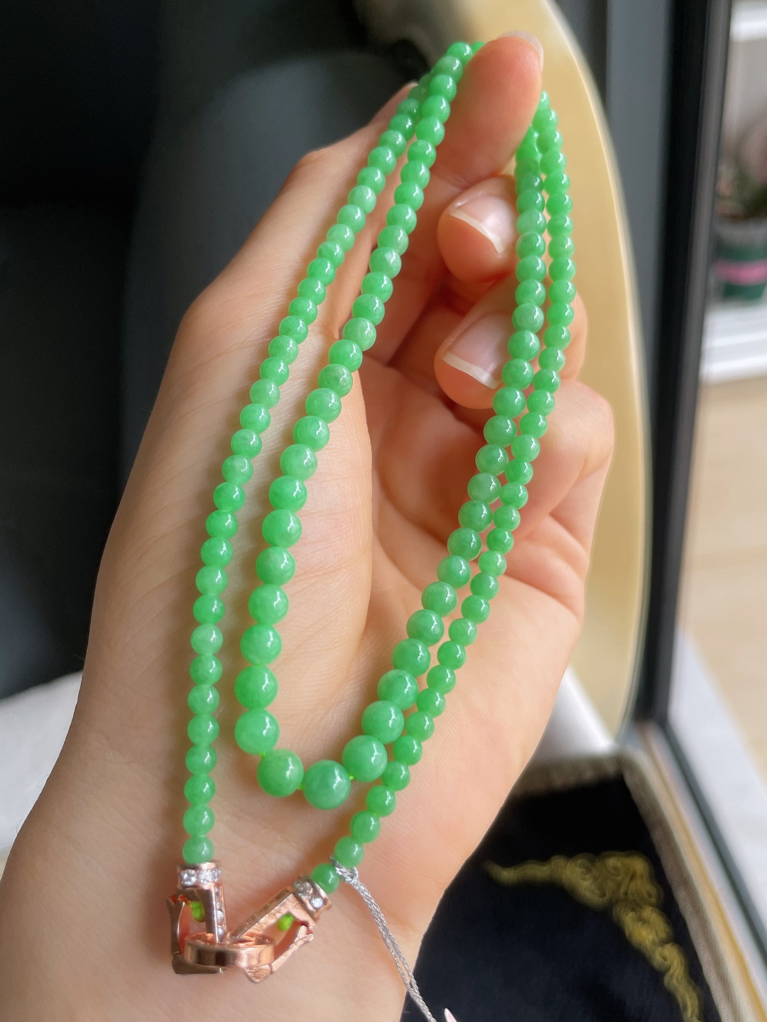 缅甸天然翡翠A货，冰满绿阳绿项链，尺寸：4-5.3mm137颗。【编2-401】