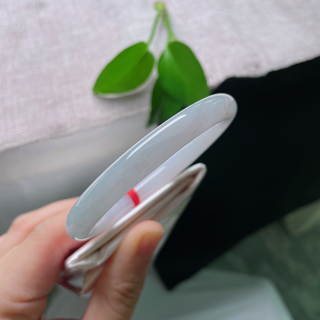 56/8.2，圆条，一点皮纹，洒金，冰润白底温润通透，饱满圆条，衬出手腕纤细柔美。ss58769a
