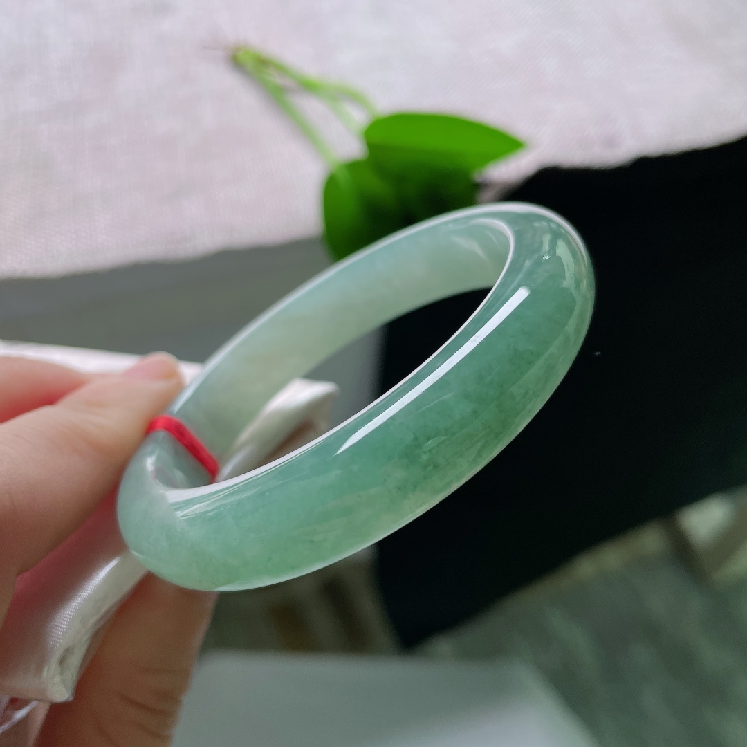 秒杀54.5/11.6/8.0，油青正圈，无裂，半圈清底半圈油绿，色泽渐变柔和，山水美镯韵味独特。ss59087a