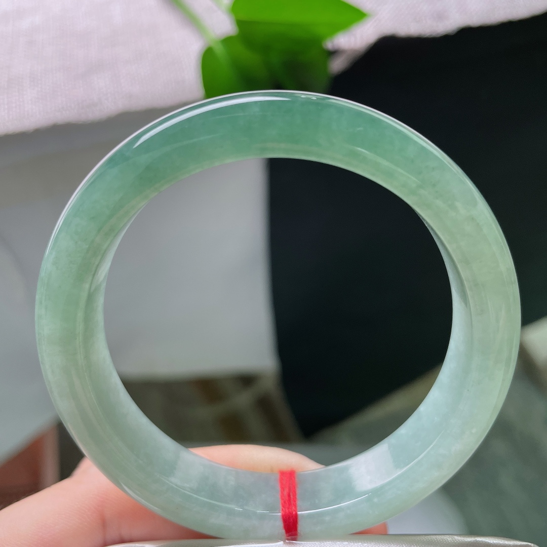 54.5/11.6/8.0，油青正圈，无裂，半圈清底半圈油绿，色泽渐变柔和，山水美镯韵味独特。ss5