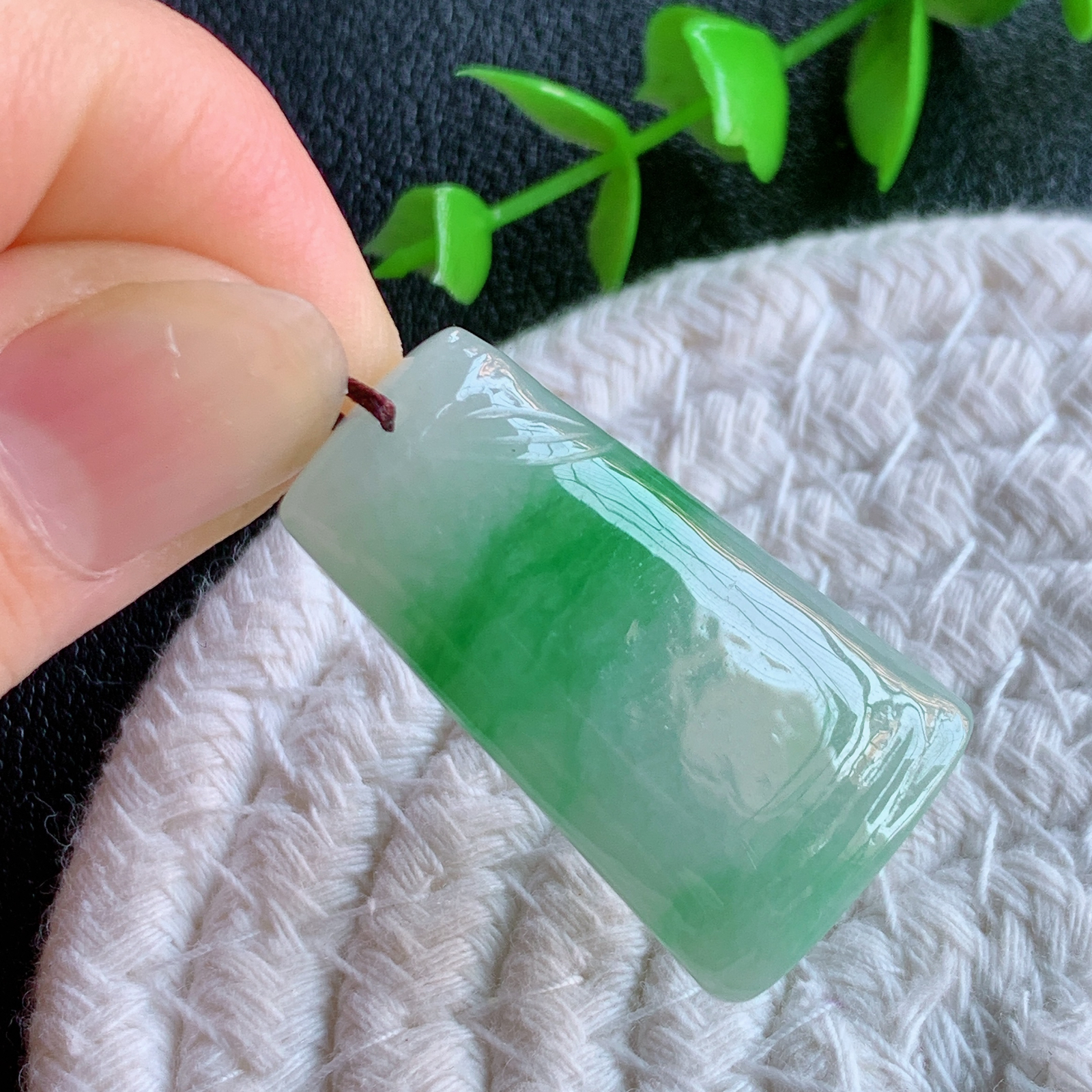 冰润飘绿竹节翡翠吊坠，寓意“节节高升，官运亨通，前程似锦”竹节比喻美好品德，君子比德于玉，清秀高雅  W415.9 尺寸：34-19.5-6mm