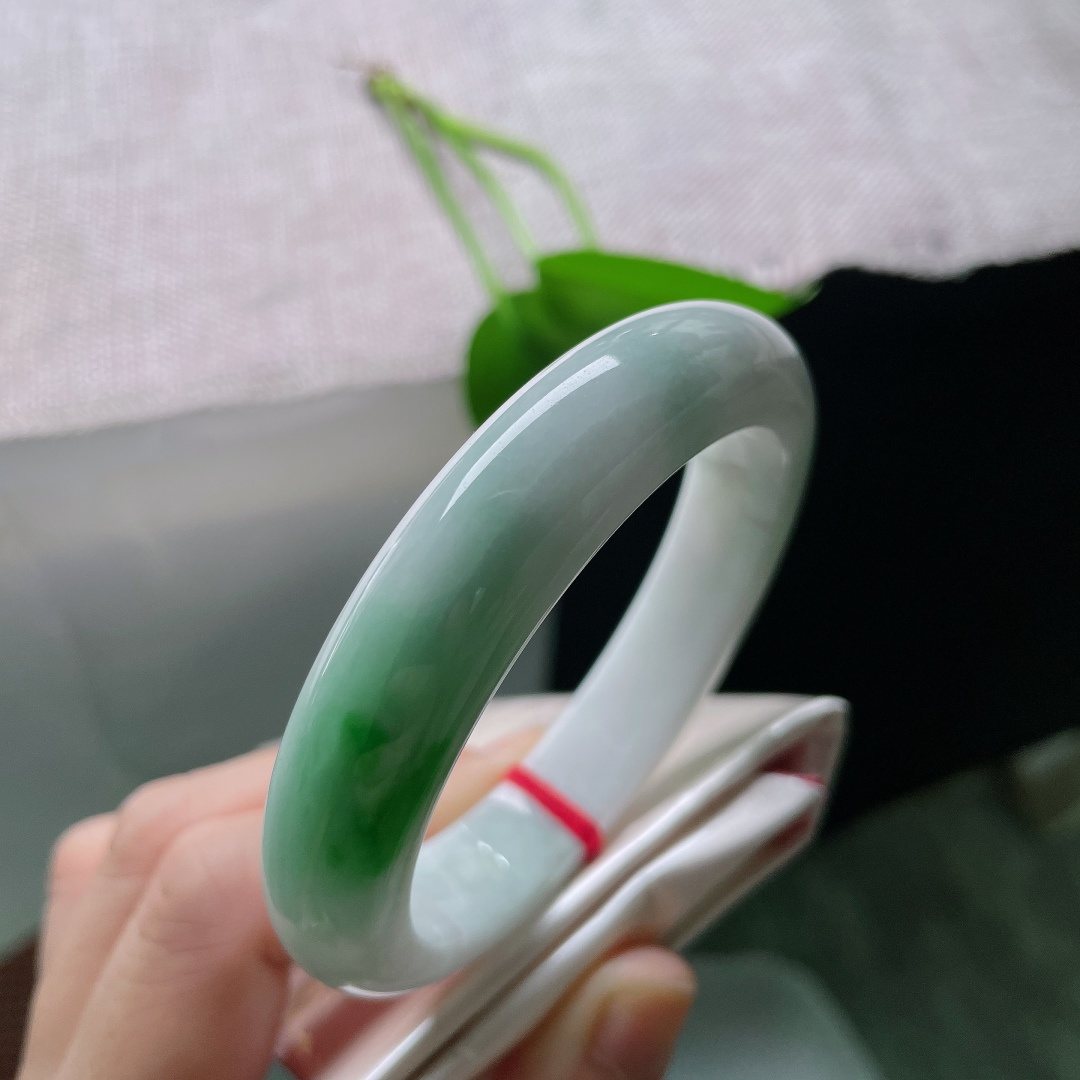 57.3/12.8/8.7，飘绿正圈，一点皮纹，纯净白底托起俏艳辣绿，翠色灵动，上手贵气辨识度极高。ss57980a