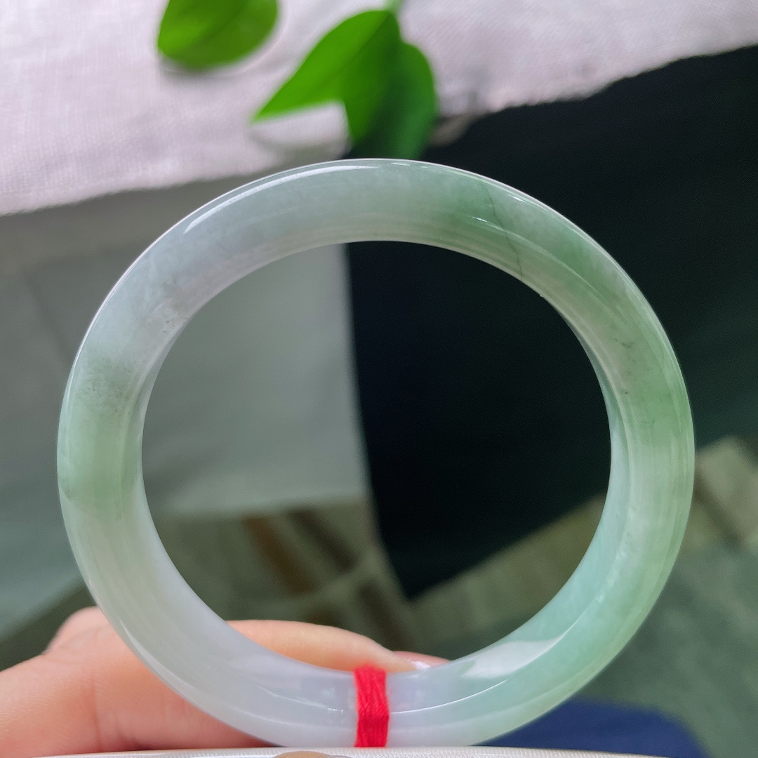 54.5/10/8.1，油青正圈，有裂，玉光温润内敛，沉静耐看，韵味悠长，古典有气质，ss57809a