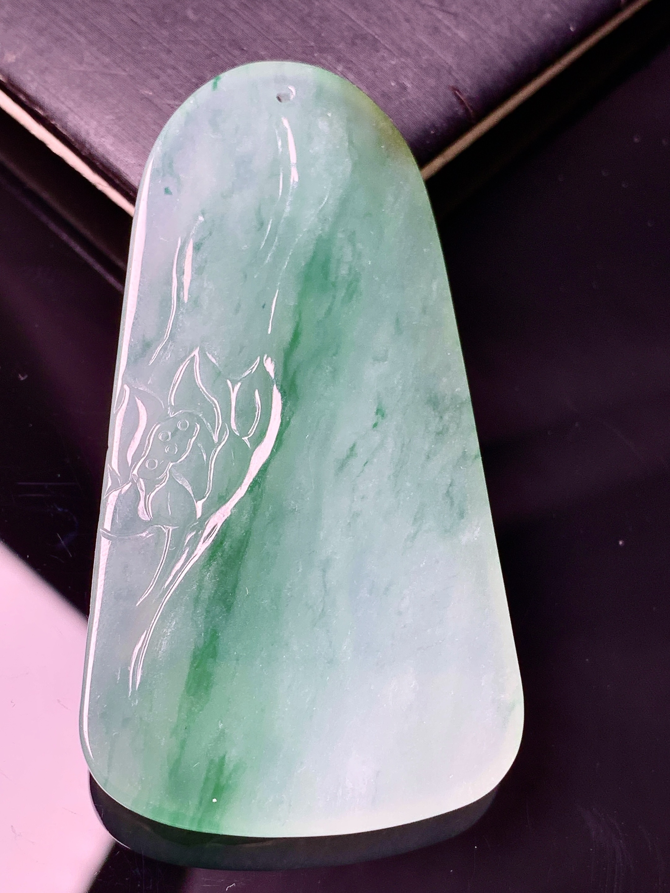 飘绿观音菩萨吊坠 玉质细腻 色泽艳丽清新 水润亮眼 整体尺寸58.8*31*5.6 d1