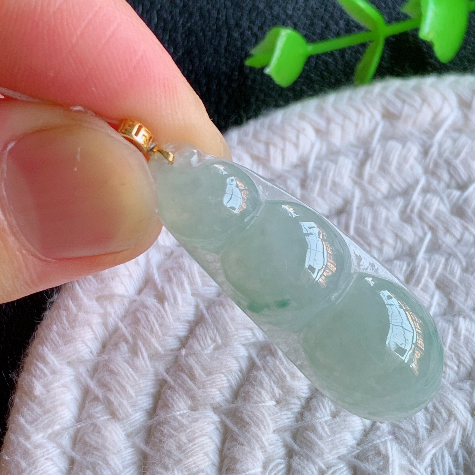 18k金扣冰润飘花福豆翡翠挂件，老种飘花  冰清玉洁  胶感十足  寓意“四季平安，福气满满”颜色鲜艳，清新自然，饱满通透   W415.9 尺寸：36.8-13.5-5.8mm