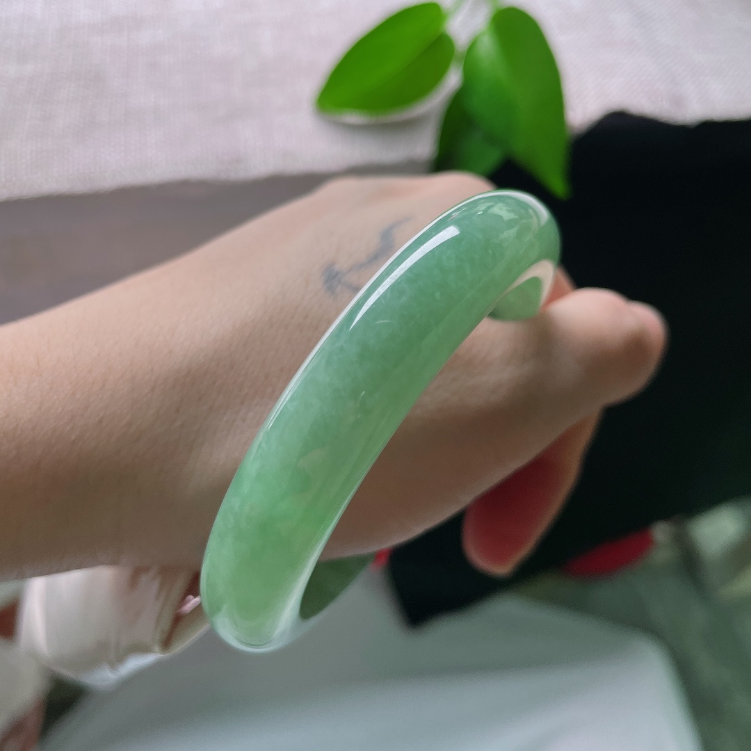 56.2/12.2/9.1，绿底正圈，一点皮纹，满圈清新的果绿色调，如同春日鲜嫩的青果，玉质细腻，日常佩戴亮眼却不张扬。ss58249a