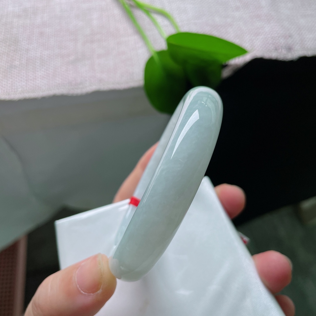 56.6/12.6/8.5，蓝底正圈，一点皮纹，浅晴底色温润柔和，玉质莹润细腻，上手显温柔干净气质。ss58789a