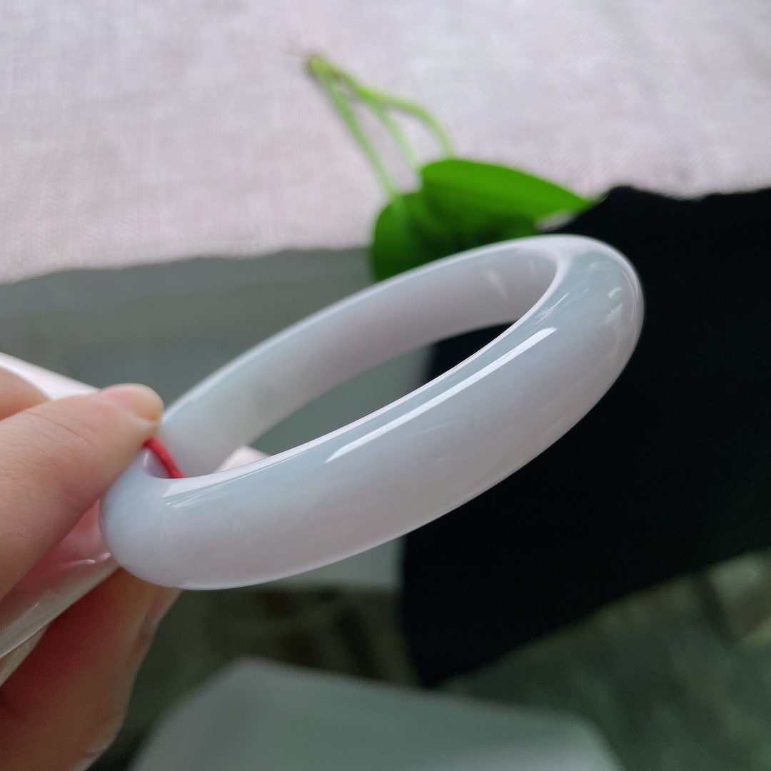 59.5/12/8.8，正圈，一点皮纹，柔淡紫调萦绕镯身，圆条饱满温润，尽显女子温婉优雅气质。ss58771a