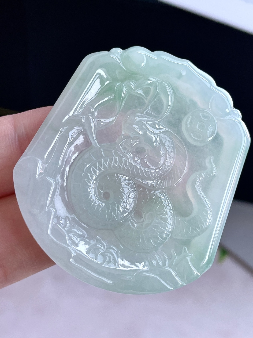 【裸石】糯冰晴水生肖蛇牌吊坠 【说明】缅甸 无裂 性比高 【尺寸】50-45-5 【重量】26克