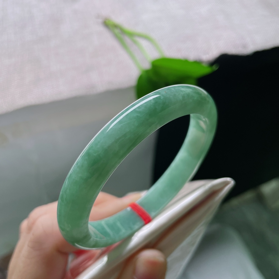57.6/10.6/7.4，绿底正圈，一点皮纹，油绿底色温润凝脂，经典正圈款式，日常佩戴沉稳又显气质。ss57931a