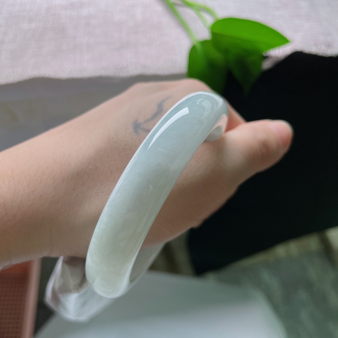 56.6/12.6/8.5，蓝底正圈，一点皮纹，浅晴底色温润柔和，玉质莹润细腻，上手显温柔干净气质。ss58789a