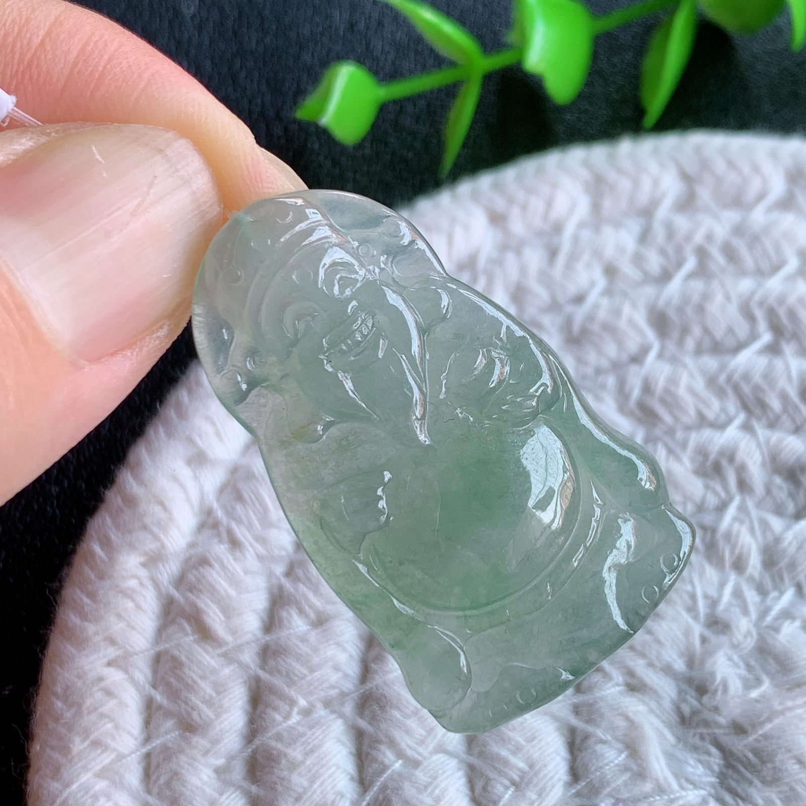 冰润财神翡翠挂件 玉质细腻  ，福耳垂肩，面相喜庆，开怀大笑，憨态可掬。惟妙惟肖，寓意福禄双全，吉祥