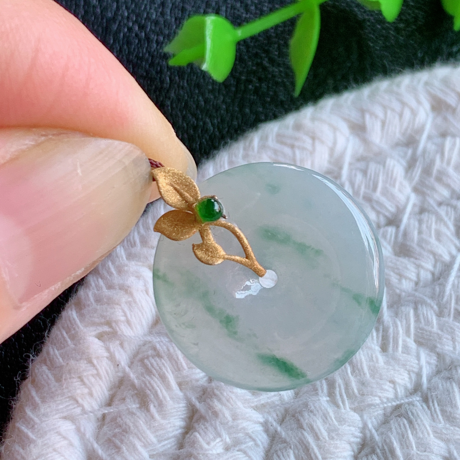18k金扣冰润飘花平安扣吊坠，厚装饱满，冰润剔透，细腻水足，种质润泽，飘花灵动，佩戴优雅大气，W415.9  整体尺寸：24.6-20.6-3.6mm  裸石尺寸：20.6-3.6mm