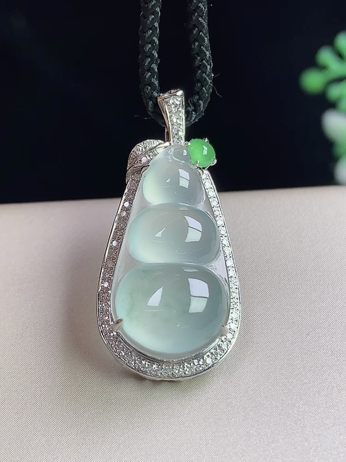 18k金镶冰飘花福豆，四季豆，无裂尺寸27.4-13-8.0，裸石19.8-10.3-4.0mm，S