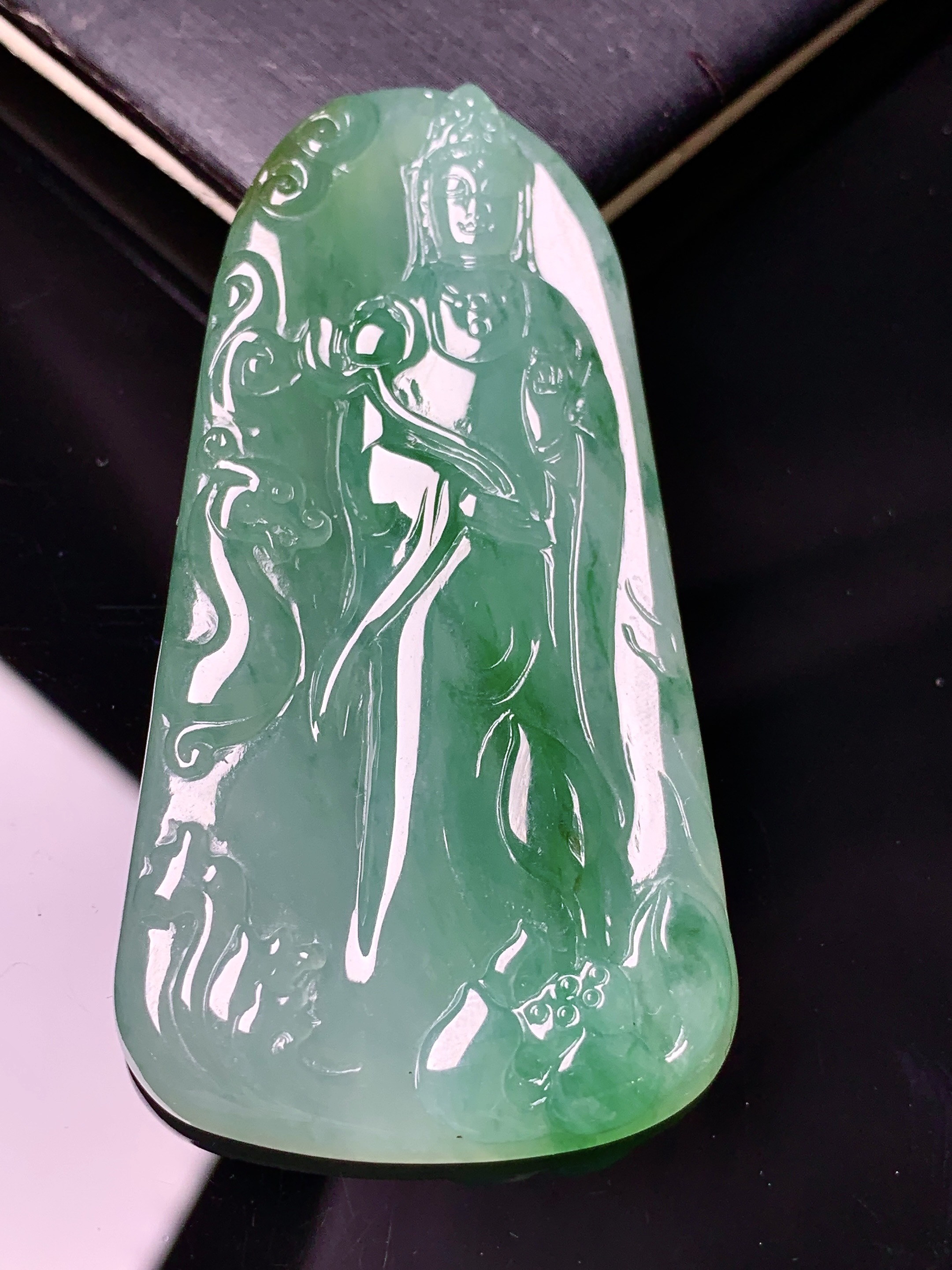飘绿观音菩萨吊坠 玉质细腻 色泽艳丽清新 水润亮眼 整体尺寸58.8*31*5.6 d1