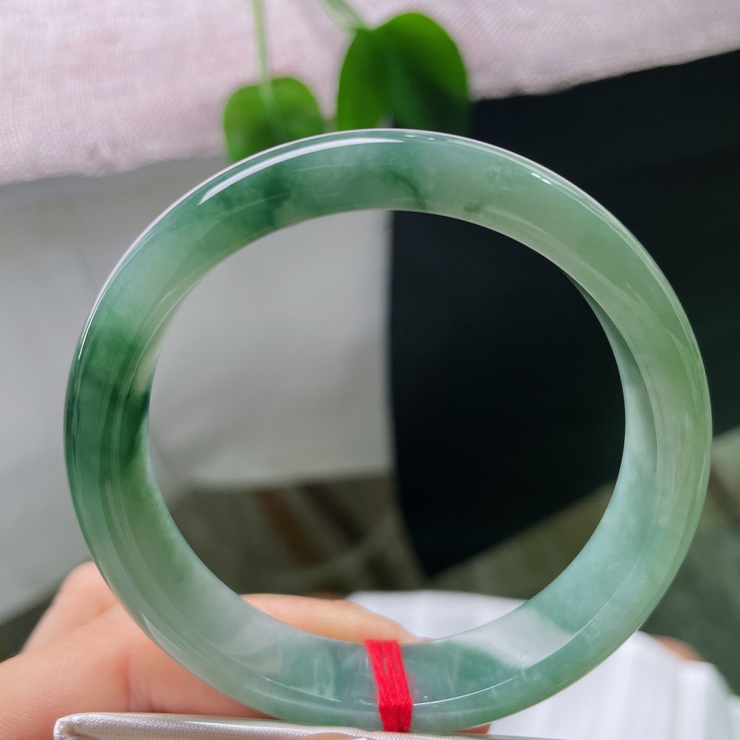 秒杀56.1/12.3/7.5，飘花正圈，无裂，满圈沉静温润的湖绿色调，色调浓郁柔和，自带清冷的氛围感。ss57568a