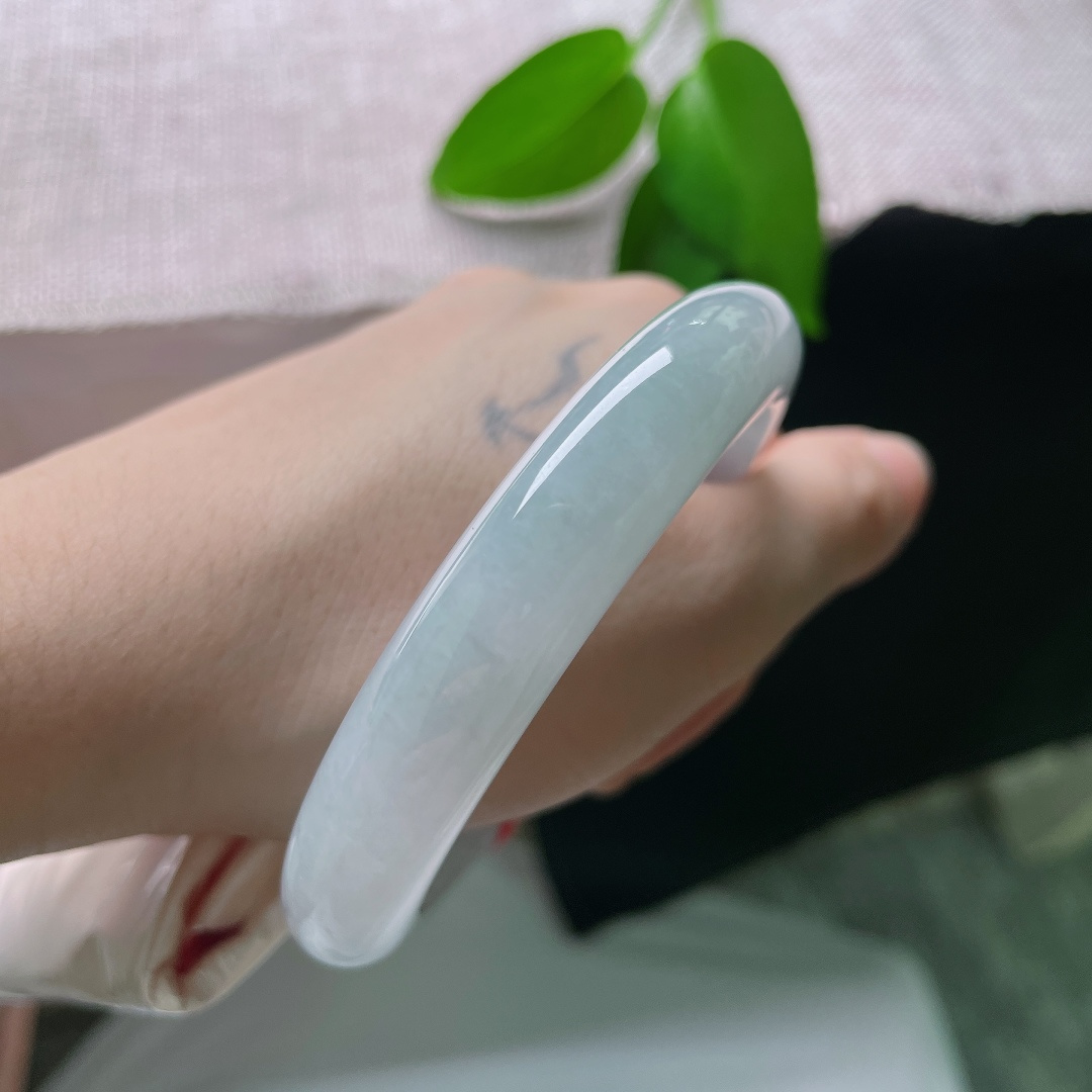 秒杀59.3/11.8/9.0，蓝底正圈，无裂，莹白冰底衬淡雅飘花，玉质温润，灵秀气质一眼便能心动。ss58794a