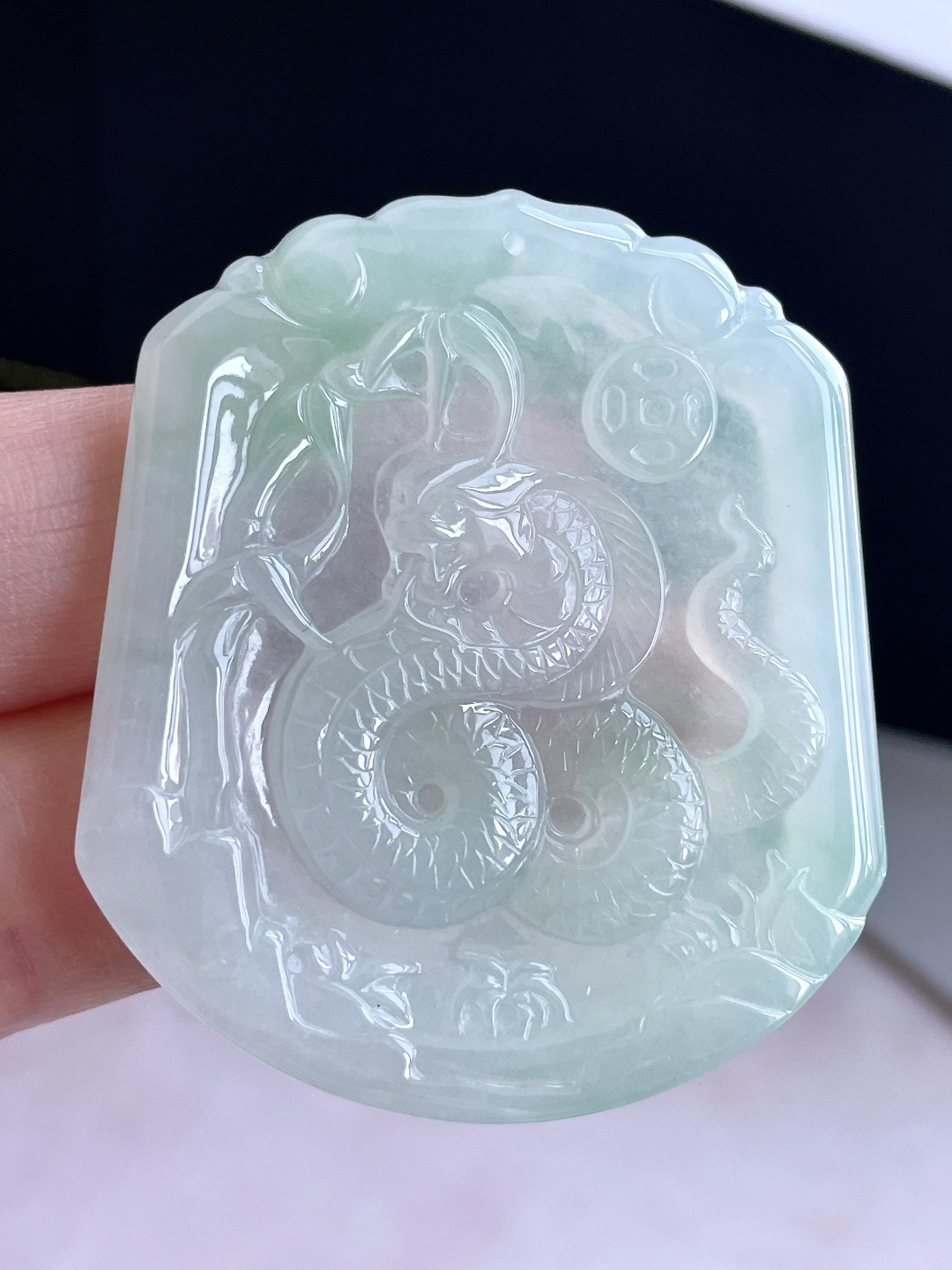 【裸石】糯冰晴水生肖蛇牌吊坠 【说明】缅甸 无裂 性比高 【尺寸】50-45-5 【重量】26克