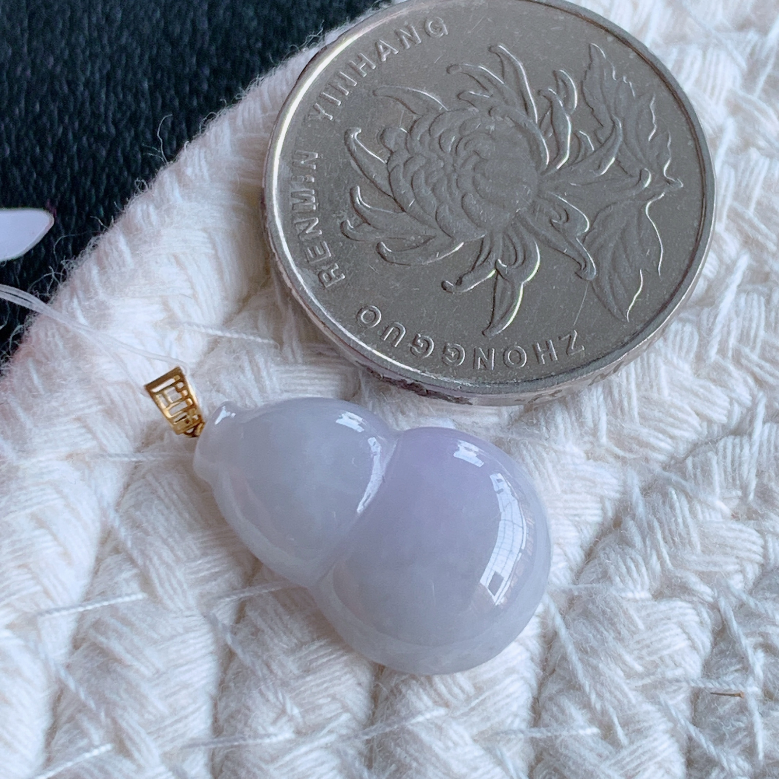 18k金扣冰润紫罗兰葫芦吊坠，厚装饱满，冰润剔透，细腻水足，种质润泽，飘花灵动，佩戴优雅大气，W49.9  尺寸：20-13-5mm