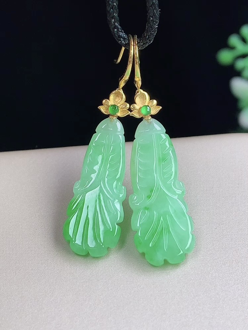 18k金镶飘绿白菜耳环，无裂，尺寸20.2-8.1-2.2mm，S11yja