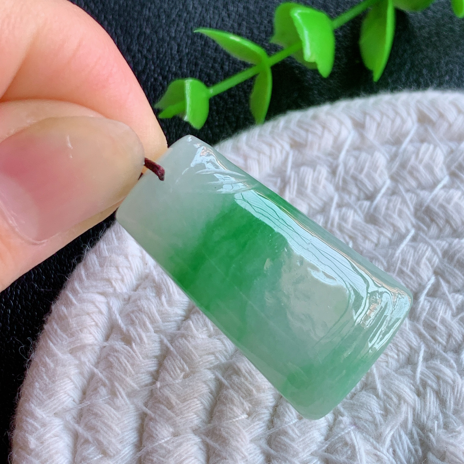 冰润飘绿竹节翡翠吊坠，寓意“节节高升，官运亨通，前程似锦”竹节比喻美好品德，君子比德于玉，清秀高雅  W415.9 尺寸：34-19.5-6mm